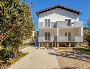 Lea Apartman Sveti Filip i Jakov maganszallas