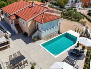Villa Kala medencével Bilice apartman